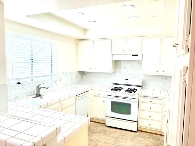 Building Photo - 16521 Grunion Ln