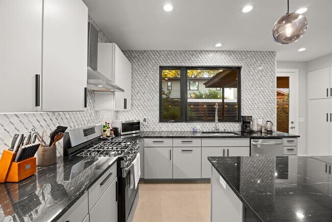 Building Photo - 3610 Thompson St