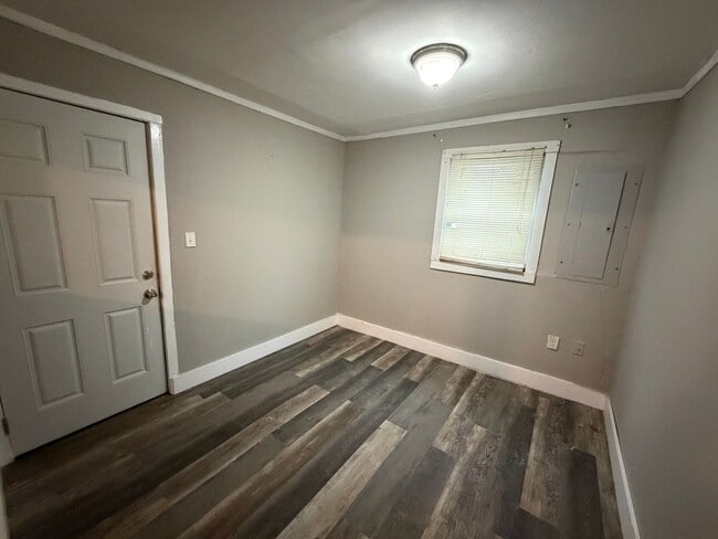 Building Photo - 2 Bedroom- 1 Bathroom- Home in Silver Creek!