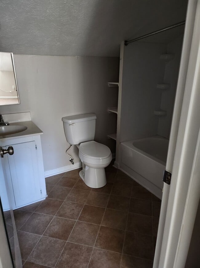 Building Photo - 2 Bedroom 2 Bath Townhouse 1 mile from WCU...