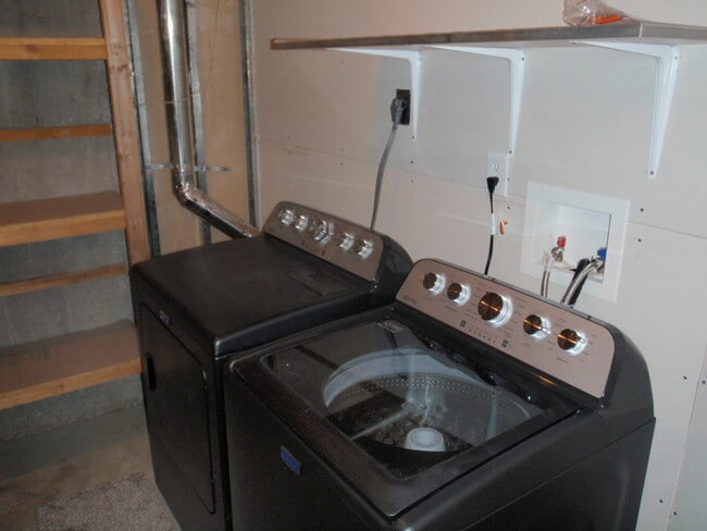 Building Photo - 6361 Clay Park Dr