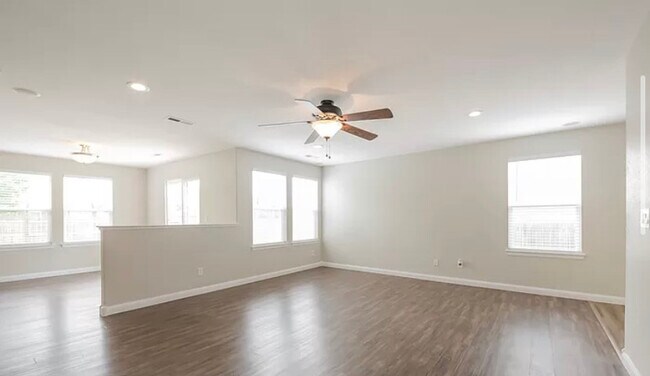 Building Photo - 892 Willow Dr