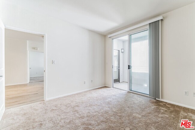 Building Photo - 6400 Crescent Prk E