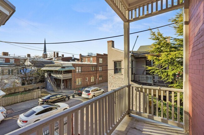 Building Photo - Spacious 5 Bedroom, 1.5 Bath Home in York,...