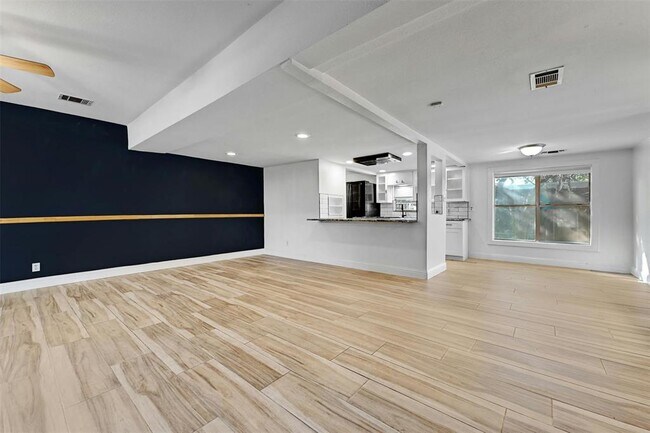 Building Photo - 810 S Center St