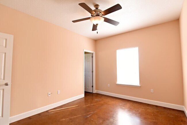 Building Photo - New Orleans Ave