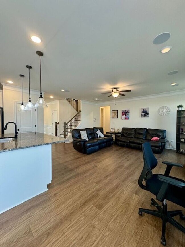 Building Photo - 5BR/4BA w/ Guest Suite + Loft in Hampton Woods