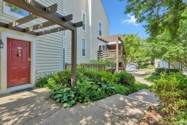 Building Photo - Bright & Cheery 2 BR 2 Bath Unit Available...