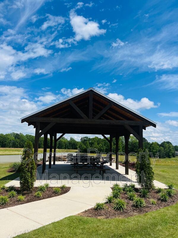 Building Photo - 248 Bonifay Dr