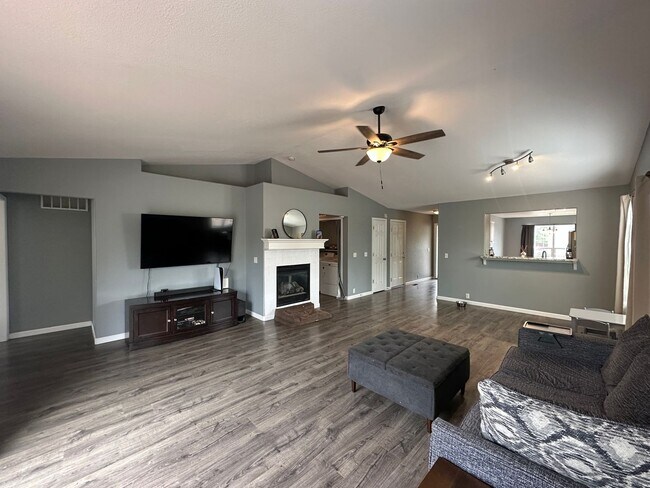 Building Photo - 3 Bed Ranch Style Home with Awesome Fully Fenced Backyard Close to Ft Carson & Schriever Space Fo...