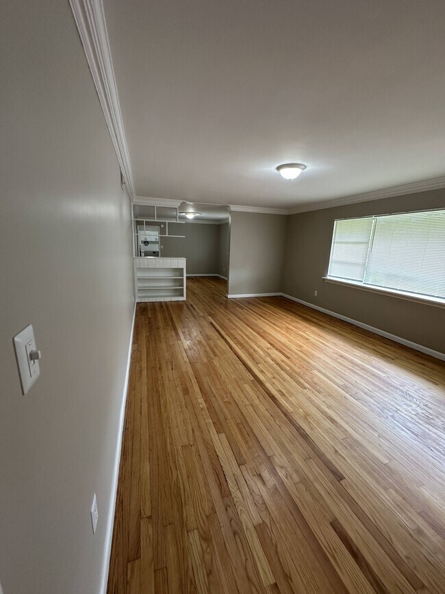 Building Photo - 511 Pinehill Rd