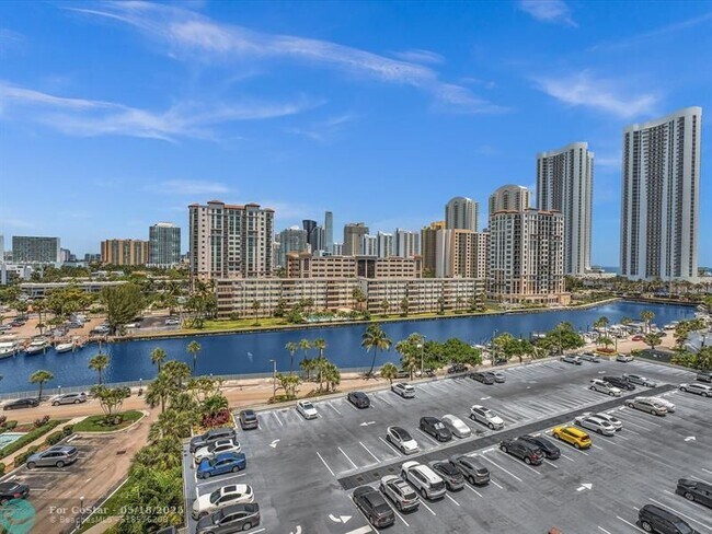 Building Photo - 300 Bayview Dr