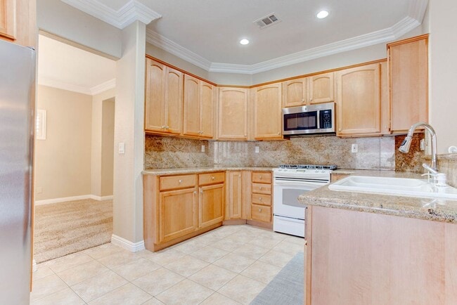 Building Photo - 809 Royal Birch Ln