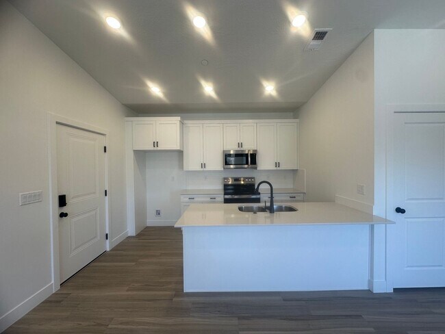 Building Photo - Luxury 3 bedroom Condo in Desert Color!