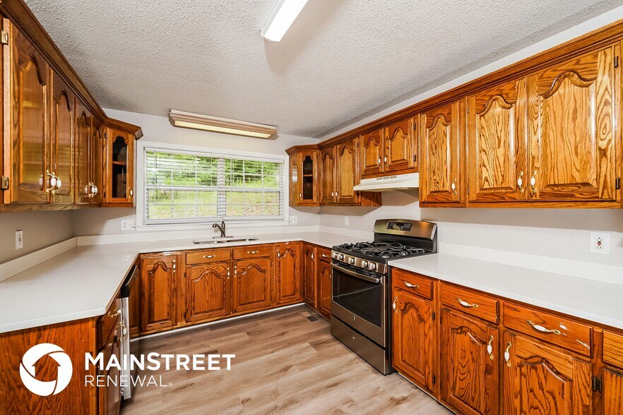 Building Photo - 425 Anderson Mountain Dr