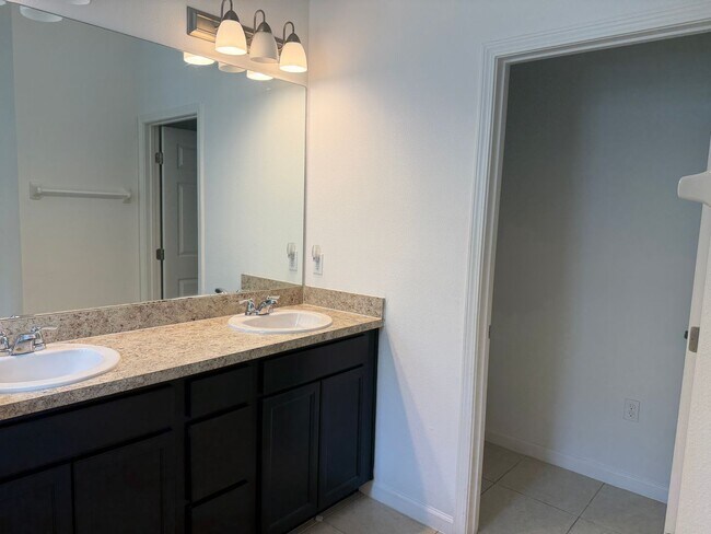 Building Photo - 4 bed 2.5 bath single family