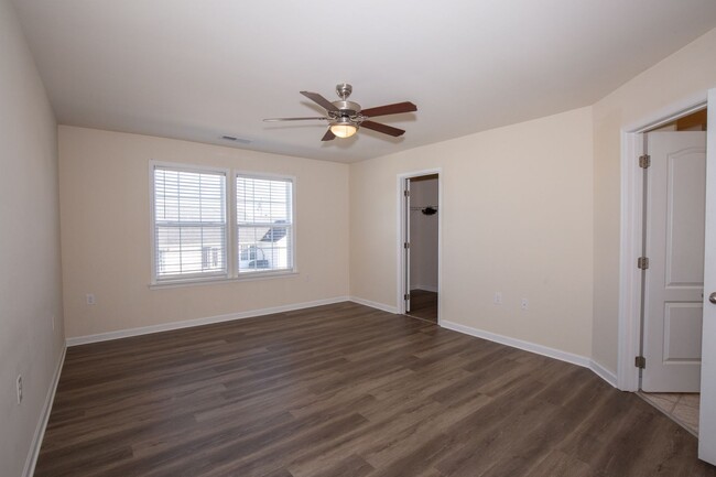 Building Photo - 3 bed, 2full/2 half bath Townhome in Marti...