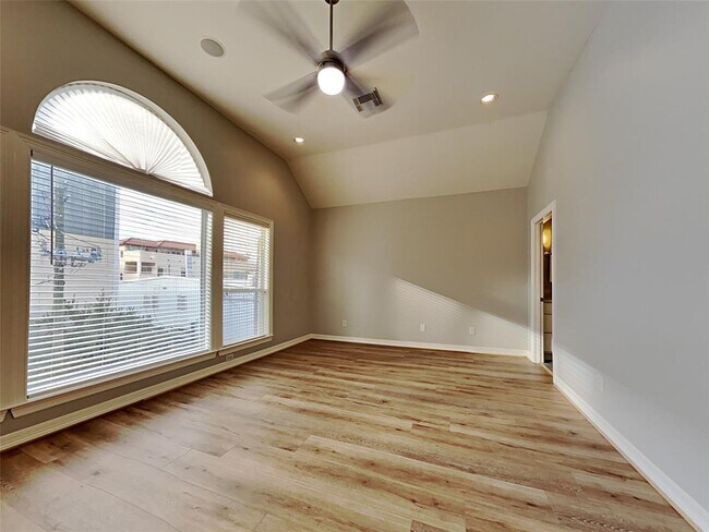 Building Photo - 839 Rosine St