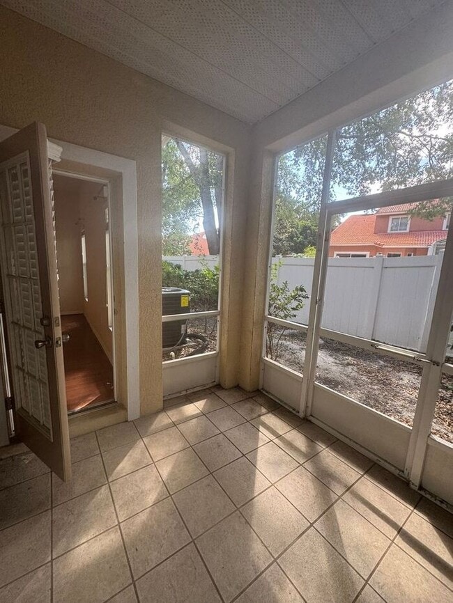 Building Photo - 3 Bedroom 2 Bath - Lovely and Cozy Condo f...