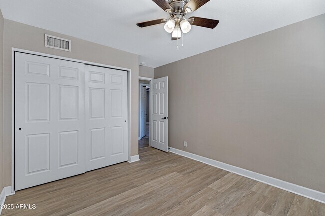 Building Photo - 110 W Del Rio Dr