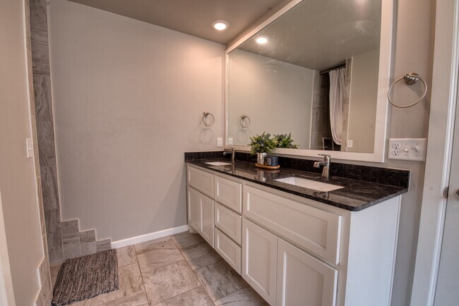 Building Photo - 3905 Palmetto Trail