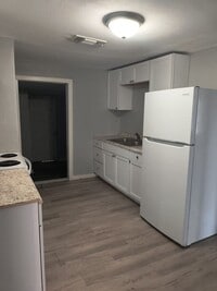 Building Photo - 6 month lease! Affordable Remodeled 2 bedroom, 1 bathroom home!