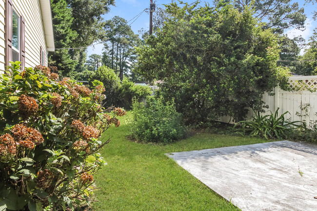 Building Photo - Charming 3 Bedroom