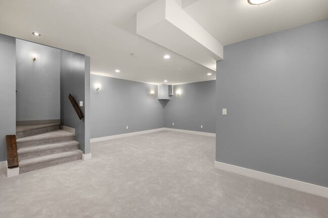 Building Photo - LUX 4BD, 5BA SloHi Home with Finished Base...