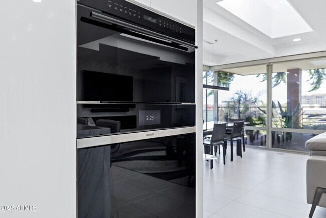 Building Photo - 7137 E Rancho Vista Dr