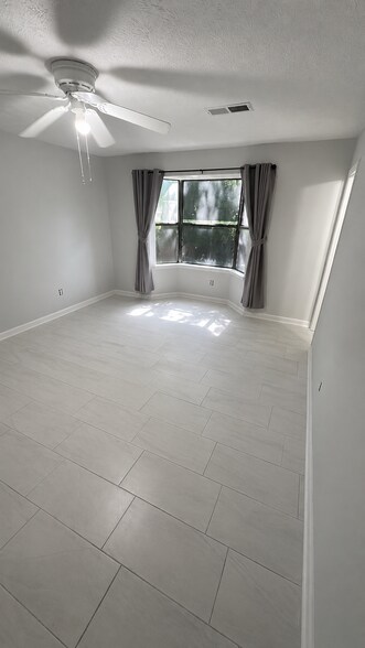 Building Photo - 2418 Samia Dr