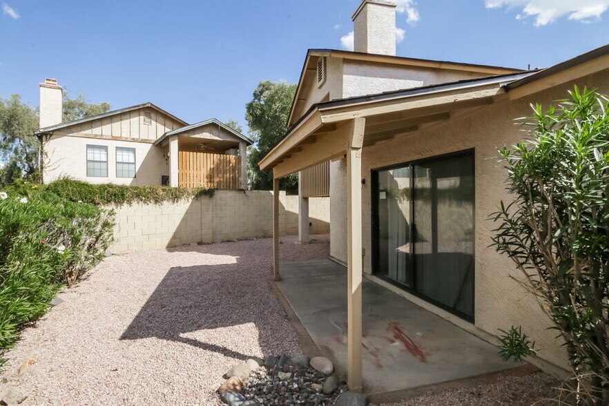 Building Photo - 921 S Val Vista Dr