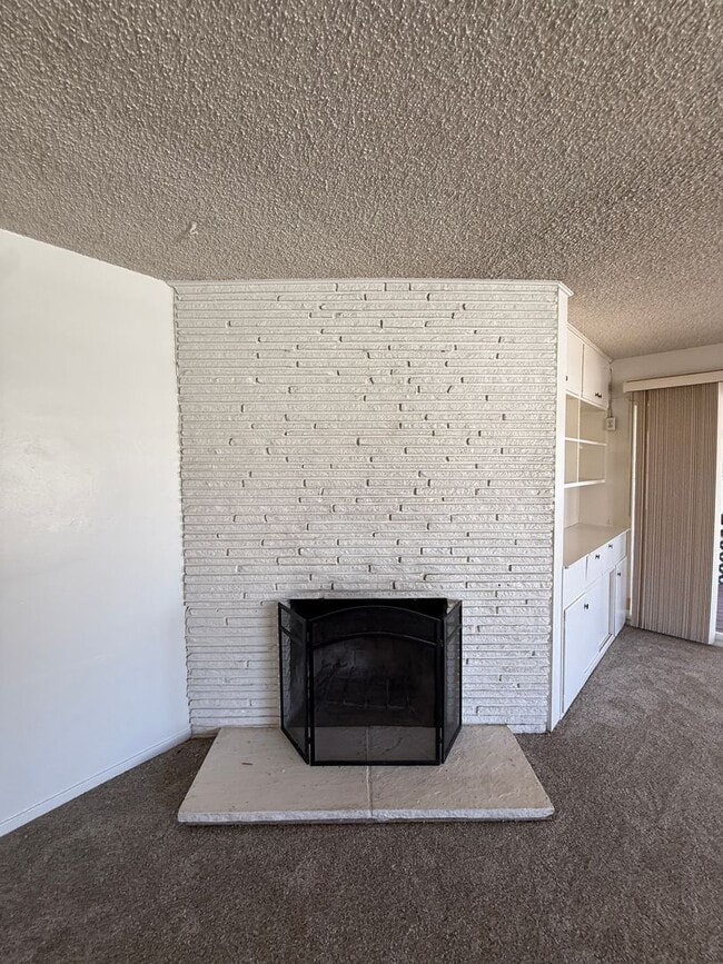 Building Photo - Centrally Located Single Story Ranch Style...