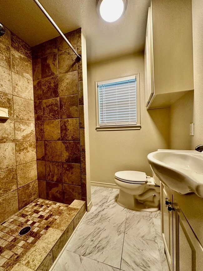 Building Photo - Quiet and Quaint Rock Home