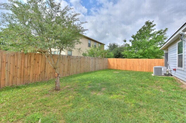 Building Photo - 2206 Weiss Ln