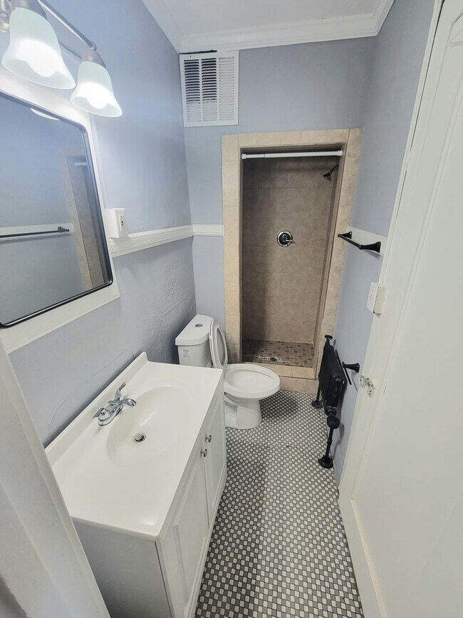 Building Photo - 1 Bed, 1 Bath - Uptown Charlotte Living *Move In Ready*