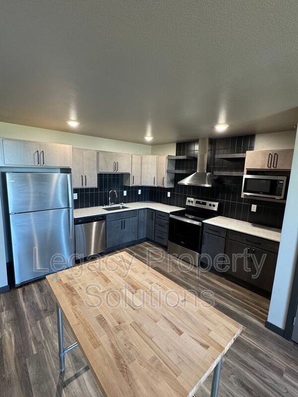 Primary Photo - 220 E Greenfield Ln