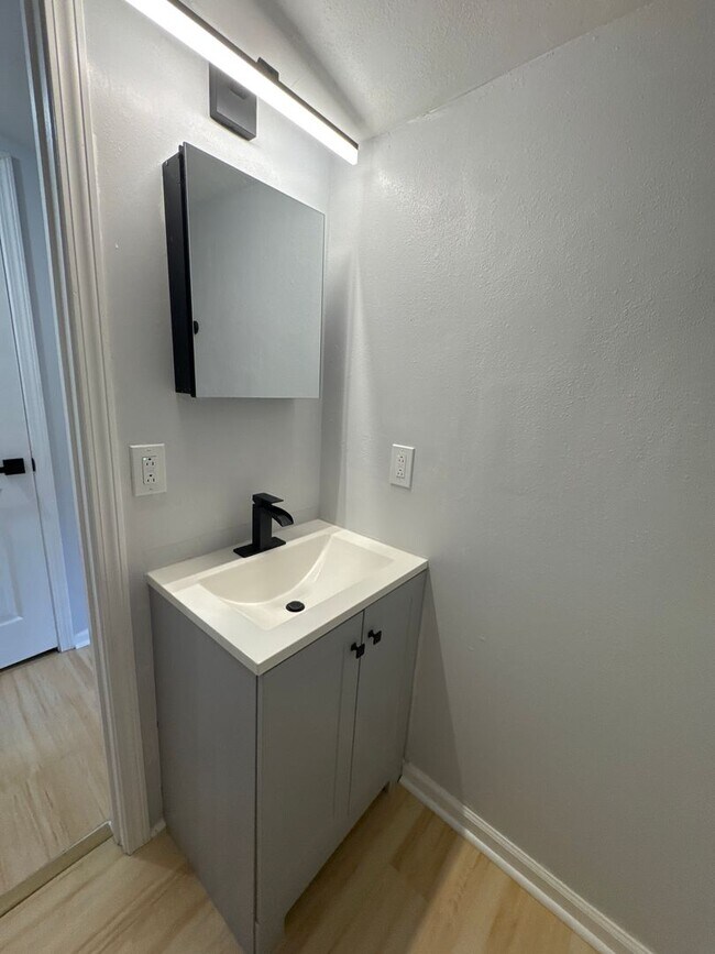 Building Photo - Remodeled Single-Family Gem in East Nashville