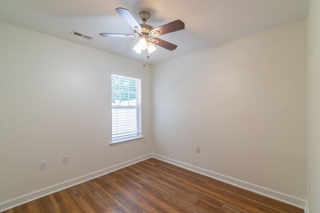 Building Photo - Charming End-Unit Townhome with Prime Loca...