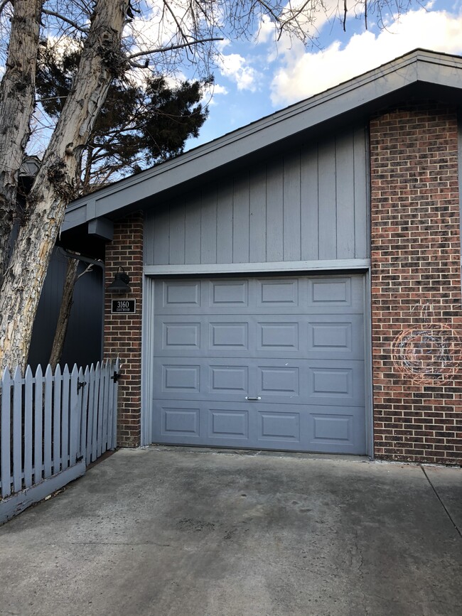 Single Garage - 3160 Eastwood Ct