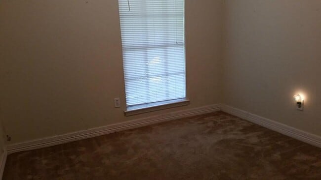 Building Photo - 5519 Mendota Ln