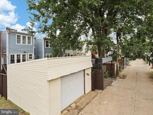 Building Photo - 1813 Bay St SE