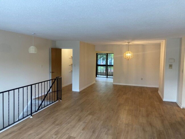 Building Photo - 3 Bedroom 2 Bathroom Condo at Palomar Plac...