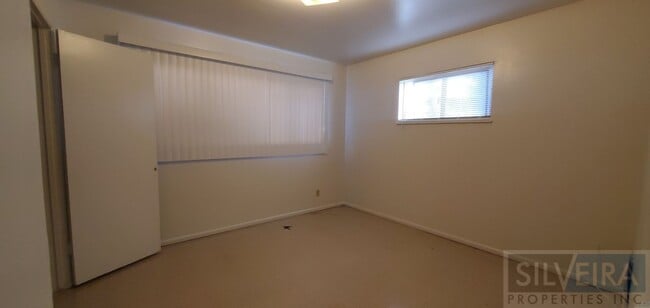 Building Photo - Three Bedroom Home In Santa Maria!