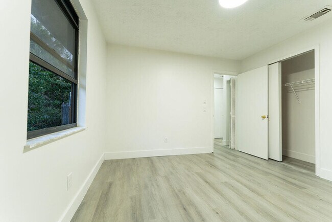 Building Photo - 1181 SW Sarto Ln