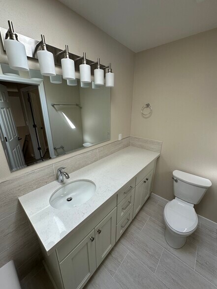 Building Photo - 17635 Hill Way