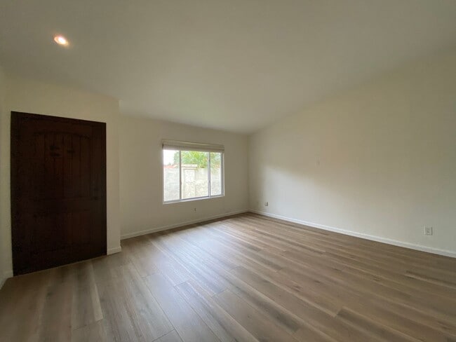 Building Photo - Spacious 4 Bedroom 2 Bath in Desirable Oceanside!
