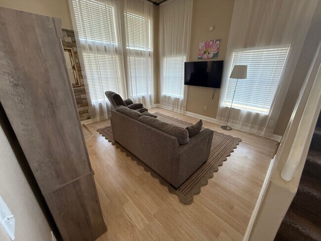 Building Photo - 3 Bed 2.5 bath home; Minutes from the Strip
