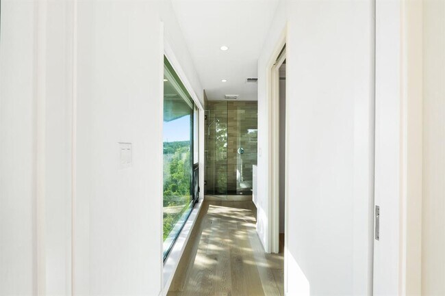 Building Photo - 911 Redbud Trail