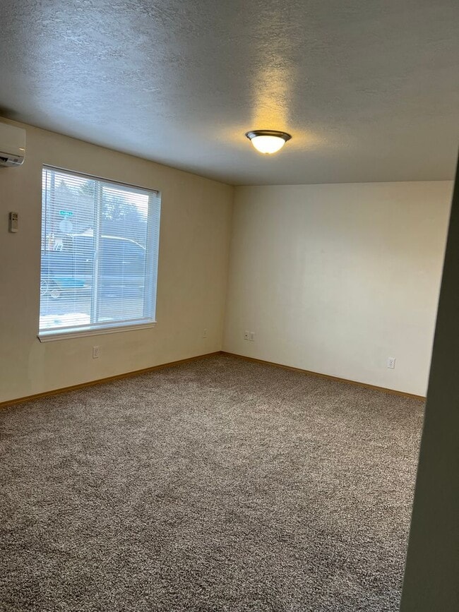 Building Photo - Duplex in SW Redmond