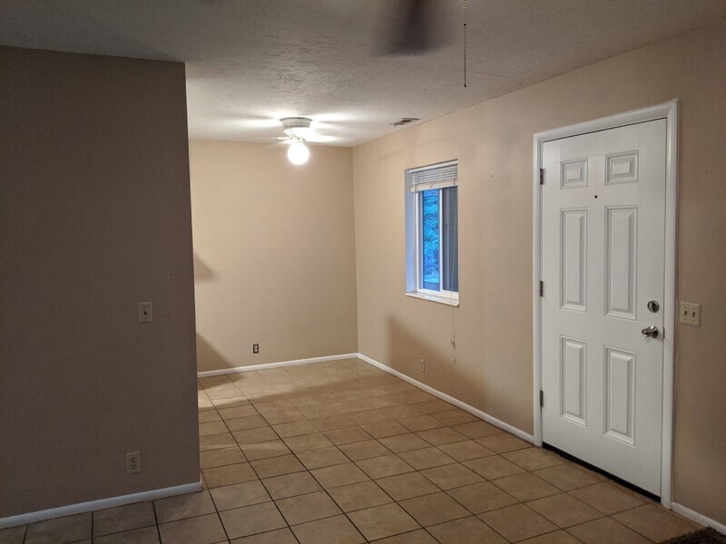 Building Photo - 855 E Stratford Ave